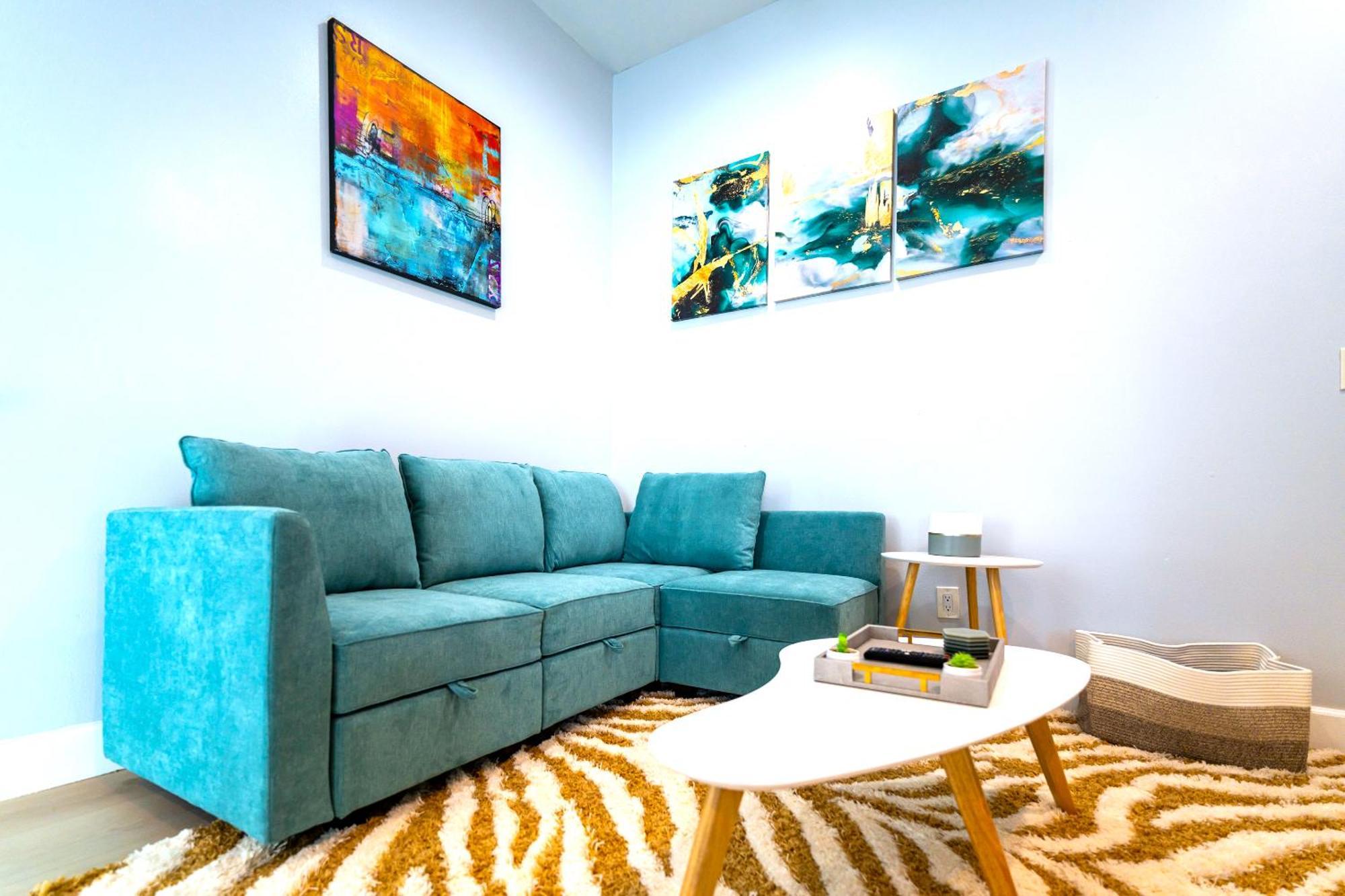 Stunning Midcity New Modern And Luxe Living Holiday home Los Angeles