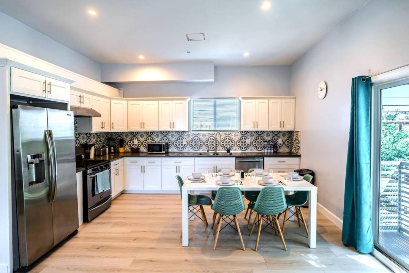 Stunning Midcity New Modern And Luxe Living Holiday home